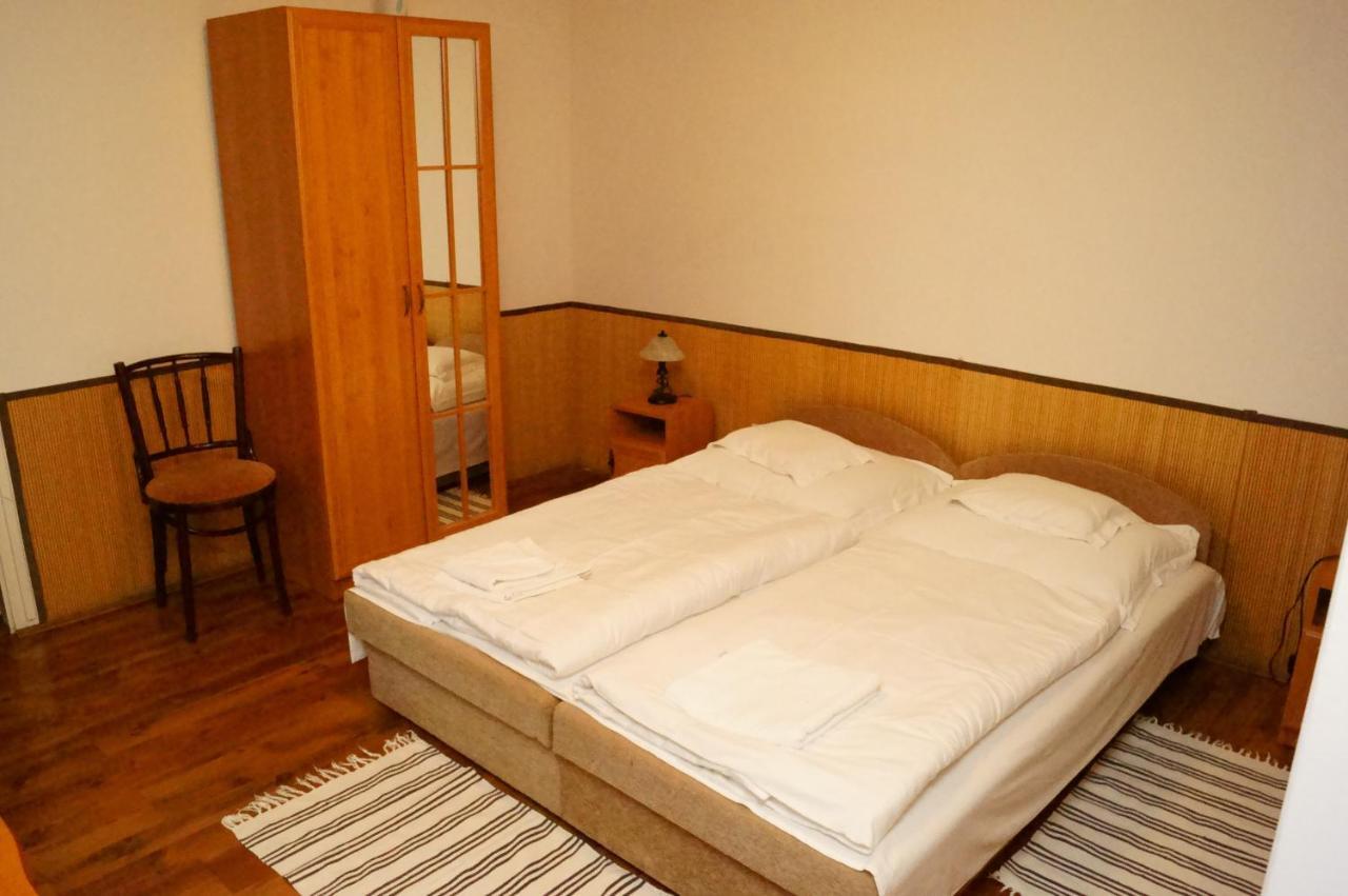 Malomudvar Étterem Cukrászda Panzió és Rendezvényház Gyöngyös Chambre photo